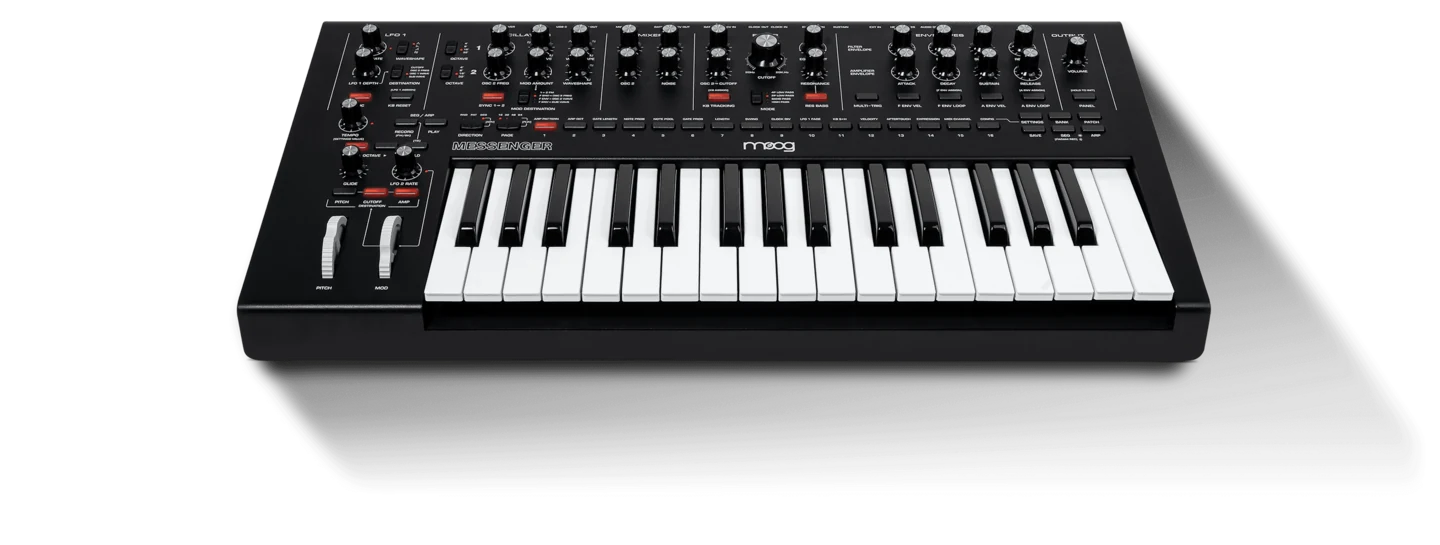 Moog Messenger – סינתיסייזר אנלוגי 32 קלידים 1 סינתיסייזר Moog Messenger עם 32 קלידים – מבט כללי