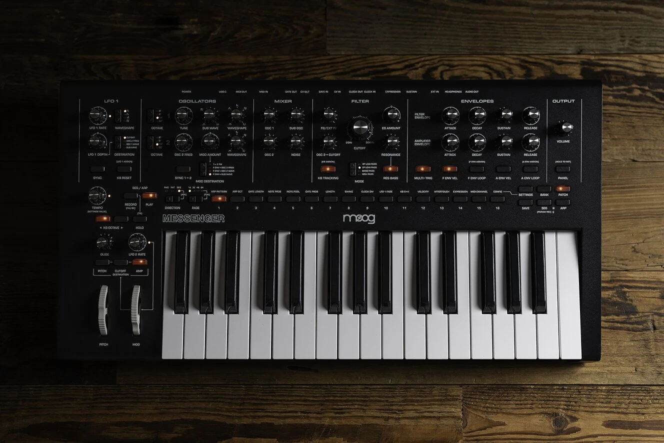 Moog Messenger – סינתיסייזר אנלוגי 32 קלידים 2 Moog Messenger – מבט מלמעלה על הקלידים ולוח הבקרה