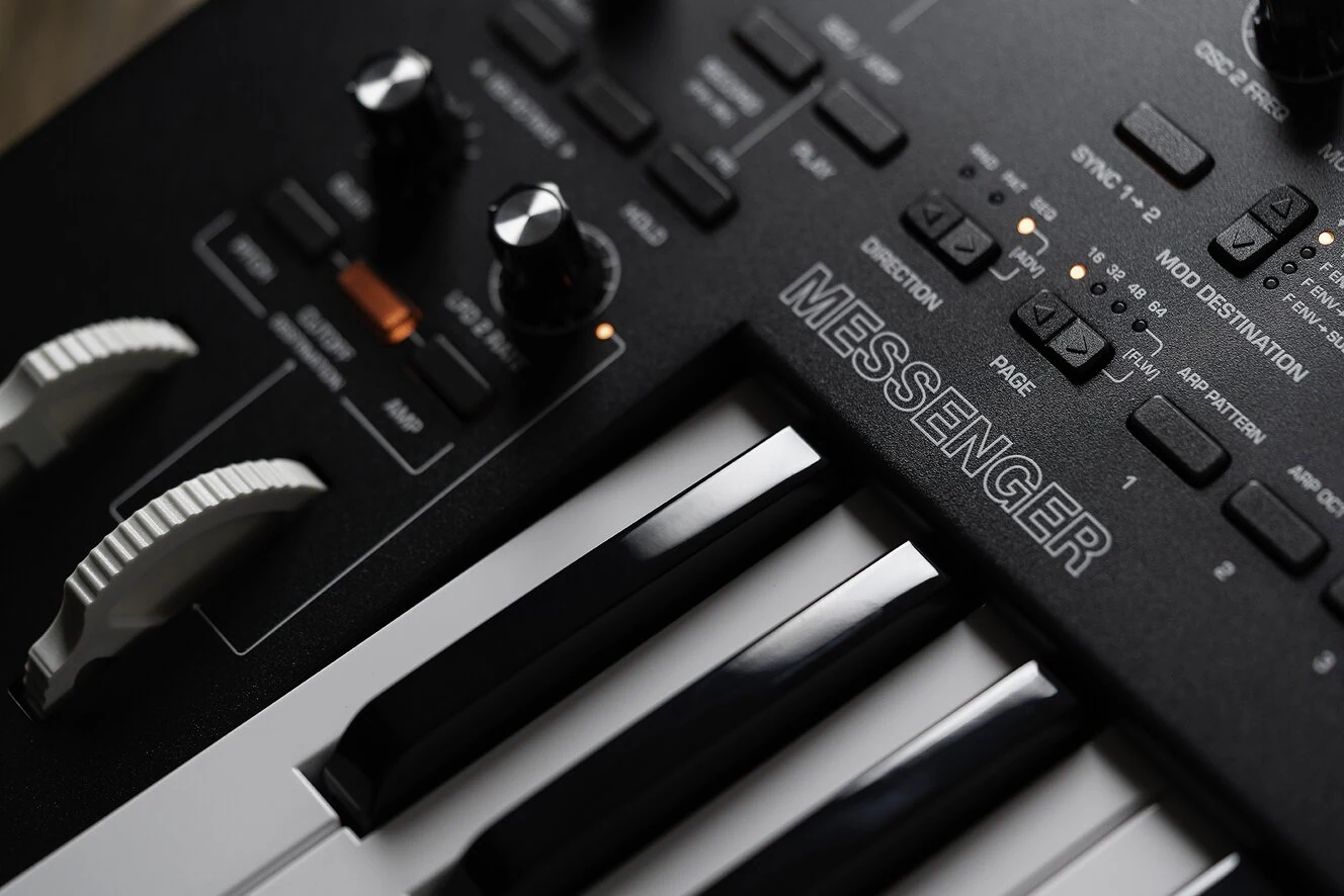 Moog Messenger – סינתיסייזר אנלוגי 32 קלידים 3 Moog Messenger – תקריב הקלידים וכפתורי התוכניות