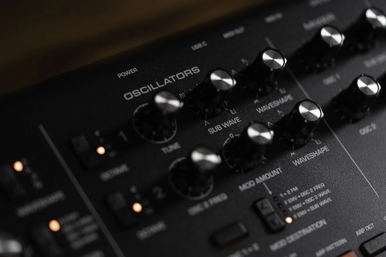 Moog Messenger – סינתיסייזר אנלוגי 32 קלידים 4 Moog Messenger – תקריב בקרי האוסצילטורים והמודולציה