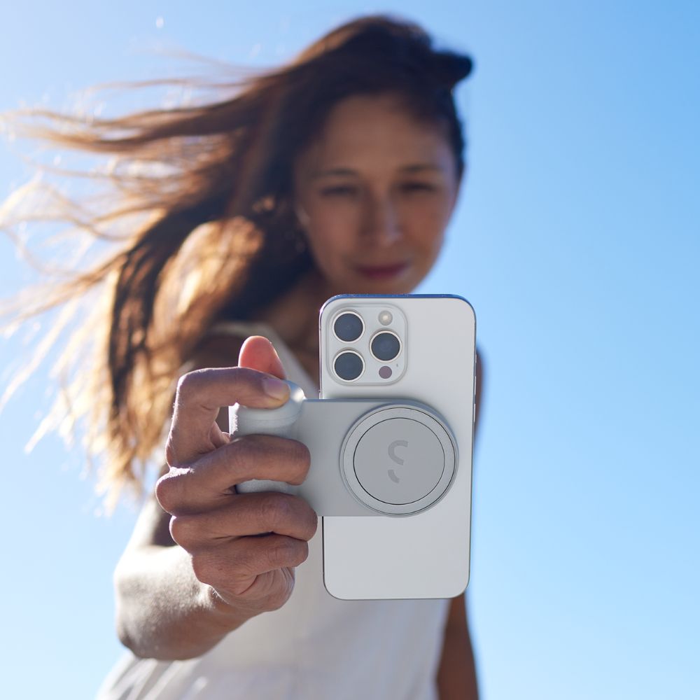 סוללה מגנטית עם ידית צילום ShiftCam SnapGrip Pro – 5000mAh, טעינה אלחוטית Qi2 15W 4 ShiftCam SnapGrip Pro סוללה מגנטית עם ידית צילום 4