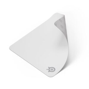משטח עכבר לגיימינג SteelSeries QcK Medium – בד מיקרו-ארוג, 320×270×2 מ״מ ובסיס גומי נגד החלקה