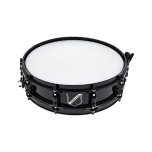 תוף סנר פלדה שחור Millenium 13×3.5 אינץ׳ – סנר צד חד, חישוקי פלדה 1.6 מ״מ, 10 ברגים (יבוא בלעדי)