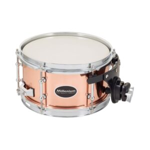 תוף סנר צד (Side Snare) מנחושת Millenium 10×5.5 אינץ׳ – גוף נחושת 1.2 מ״מ, תלייה על החישוק (יבוא בלעדי)
