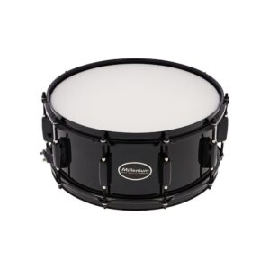 תוף סנר מפלדה Millenium בגודל 14×6 אינץ׳ – גוף פלדה שחור, חישוקי 1.6 מ״מ, 10 ברגי מתיחה (יבוא בלעדי)