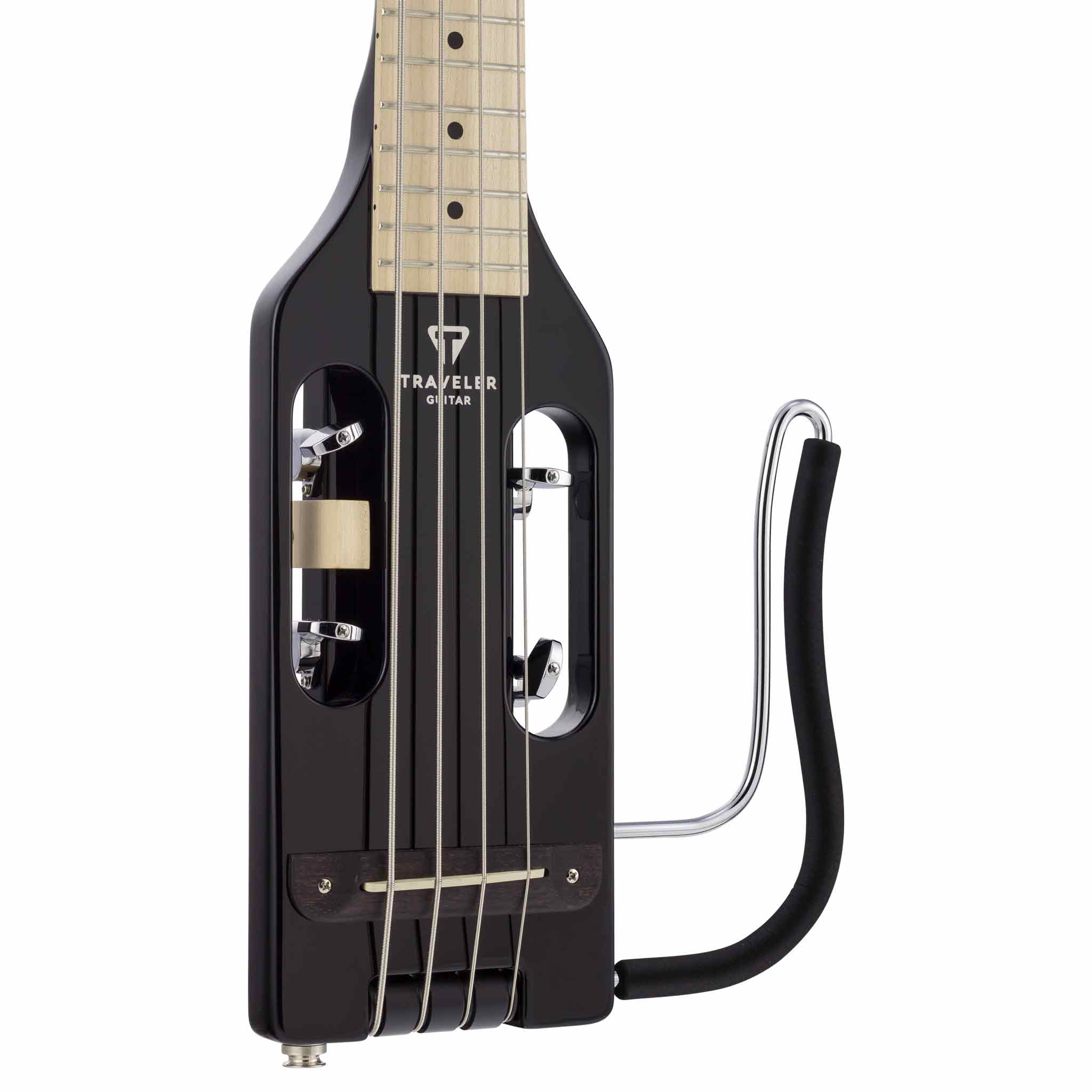 Traveler Guitar Ultra-Light Bass Gloss Black – גיטרת בס ניידת, 4 מיתרים 3 Traveler Guitar Ultra-Light Bass ULB BKGMP — תקריב הגשר, המיתרים ומשענת הירך