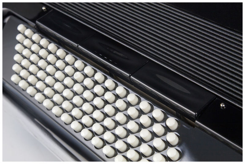 אקורדיון Hohner Amica Forte III 72 בסים – 34 קלידים, Silent Key, תיק ורצועות 4 אקורדיון Hohner Amica Forte III 72 – תמונה 4