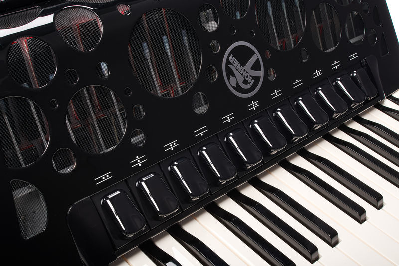 אקורדיון Hohner Amica Forte IV 96 בסים – 37 קלידים, 4 שורות, 11 רגיסטרים, תיק ורצועות 5 אקורדיון Hohner Amica Forte IV 96 – תמונה 5