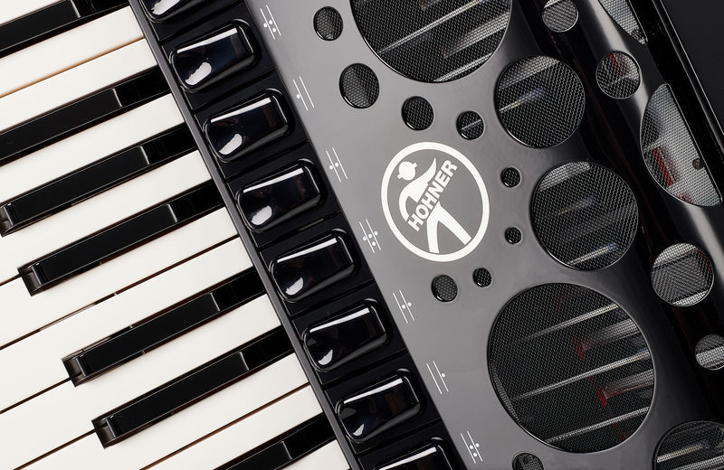 אקורדיון Hohner Amica Forte IV 120 בסים – 4 שורות לשוניות, טווח דינמי רחב, תיק ורצועות 6 אקורדיון Hohner Amica Forte IV 120 – תמונה 6