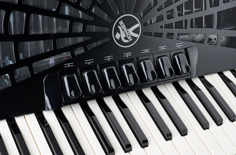 אקורדיון Hohner Bravo III 96 בסים – 37 קלידים, 7 רגיסטרים, Silent Key, תיק ורצועות 6 אקורדיון Hohner Bravo III 96 – תמונה 6
