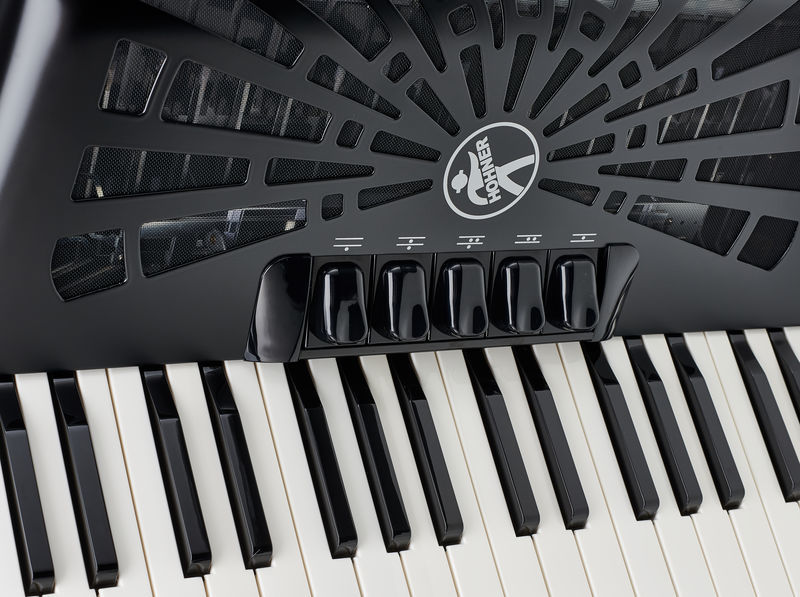 אקורדיון Hohner Bravo III 72 בסים – 34 קלידים, 3 שורות לשוניות, Silent Key, תיק ורצועות 6 אקורדיון Hohner Bravo III 72 – תמונה 6