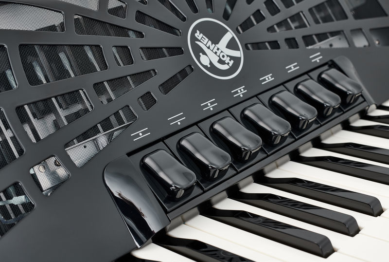 אקורדיון Hohner Bravo III 80 בסים – 37 קלידים, 3 שורות לשוניות, תיק ורצועות 5 אקורדיון Hohner Bravo III 80 – תמונה 5