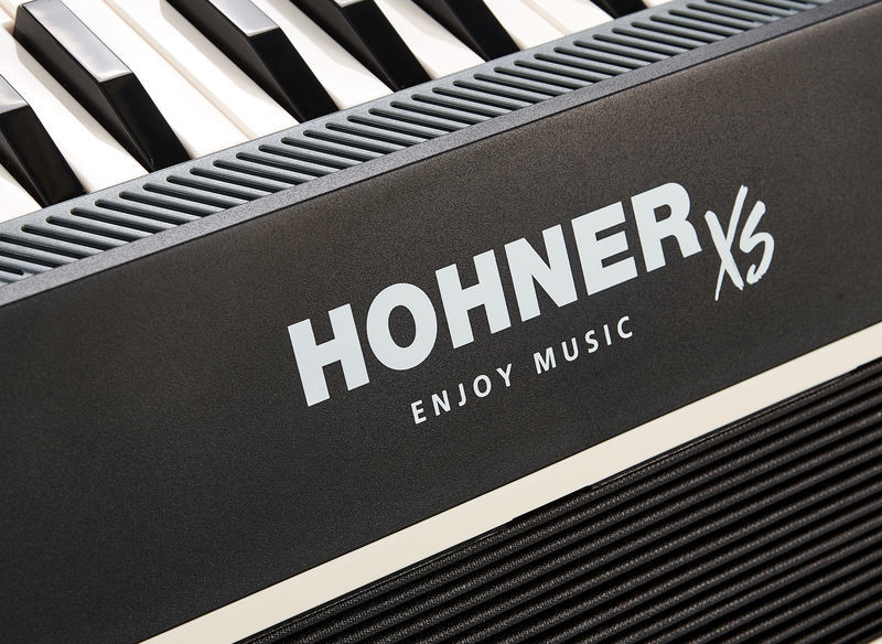 אקורדיון Hohner XS פסנתר לילדים ולמבוגרים – 21 קלידים, 15 בסים, 2.9 ק״ג 8 אקורדיון Hohner XS פסנתר – תמונה 8