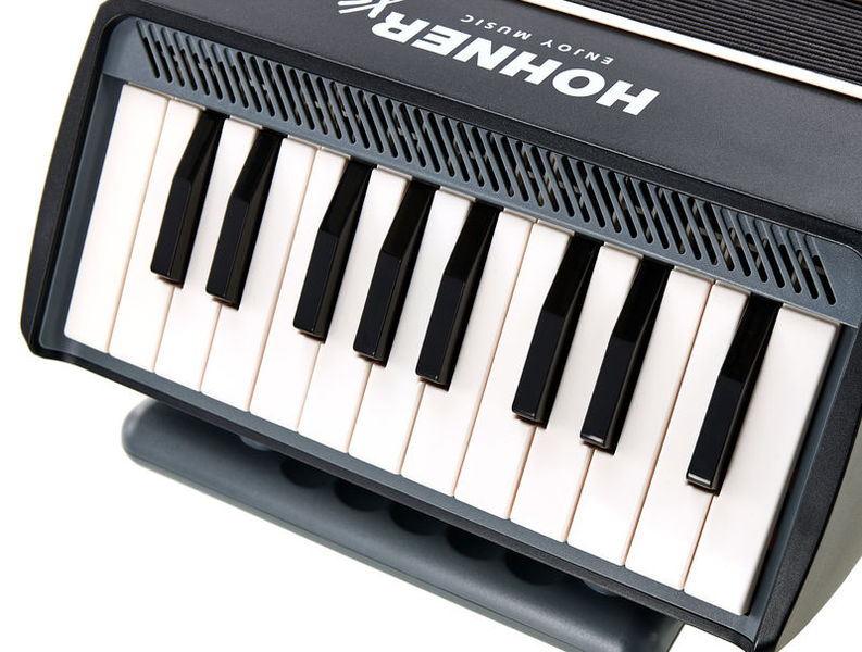 אקורדיון Hohner XS פסנתר לילדים ולמבוגרים – 21 קלידים, 15 בסים, 2.9 ק״ג 7 אקורדיון Hohner XS פסנתר – תמונה 7