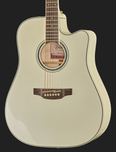 גיטרה אקוסטית מוגברת Takamine בלבן פנינה – דרדנוט עם חיתוך, טופ ספרוס מלא, פרה-אמפ TP-3G ותיק 4 גיטרה אקוסטית מוגברת לבנה Takamine – תמונה 4
