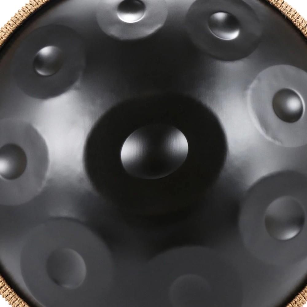 הנדפאן שחור 22 אינץ׳ בסולם D Kurd – 9 צלילים, כיוון 440Hz, נירוסטה, כולל תיק, סטנד ומקלות 3 תקריב של הדינג ושדות הצליל בהנדפאן השחור בסולם D Kurd
