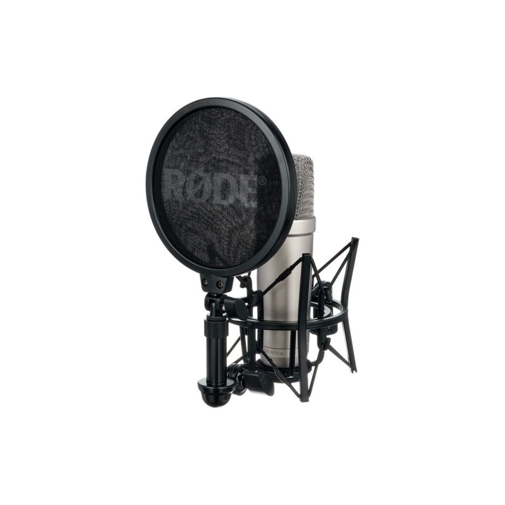 מיקרופון Rode NT1-A + כרטיס קול Focusrite Vocaster One – חבילת הקלטת שירה ופודקאסט 2 מיקרופון Rode NT1-A במתלה זעזועים עם פופ פילטר